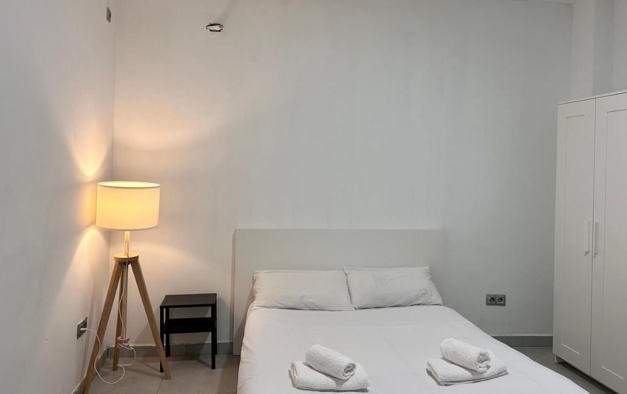 Hostel Ramon Lujan 91 Madrid Buitenkant foto